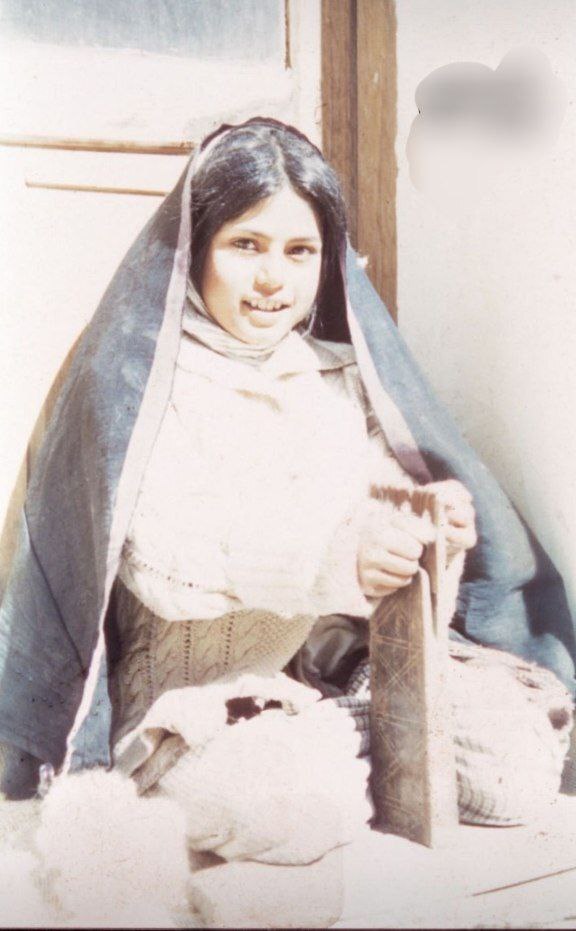 دختر جوان در کرمان در حال ریسندگی