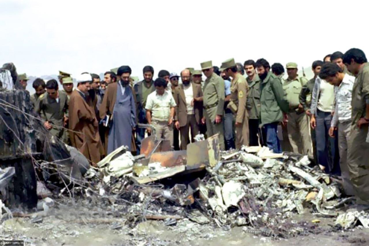 عکس/ تصویری دیدنی از بازدید رهبری از بقایای تجهیزات نظامی ارتش آمریکا در طبس