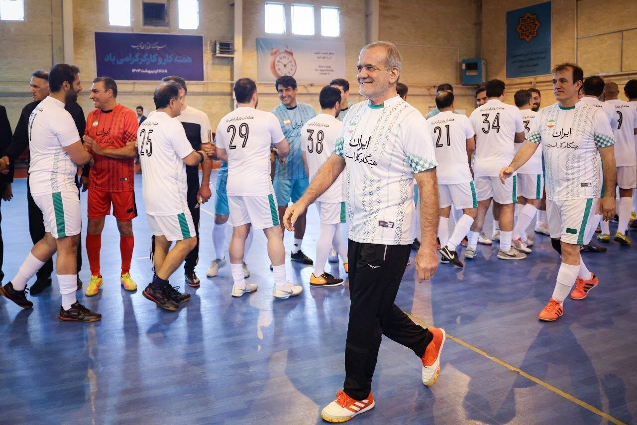 پزشکیان با کارگران فوتبال بازی کرد
