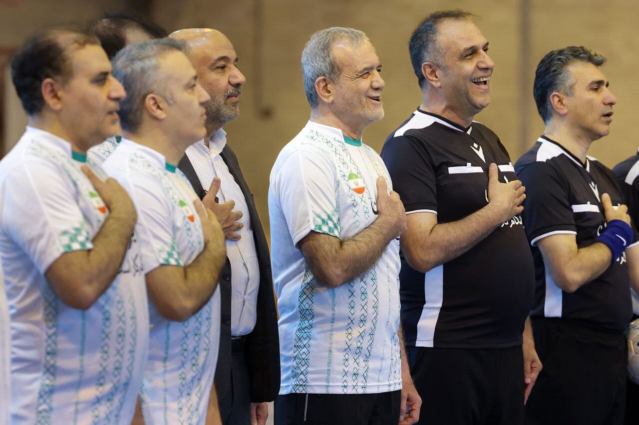 عکس/ پزشکیان با کارگران فوتبال بازی کرد