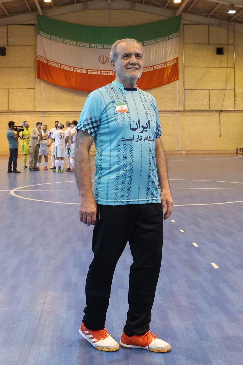 عکس/ پزشکیان با کارگران فوتبال بازی کرد