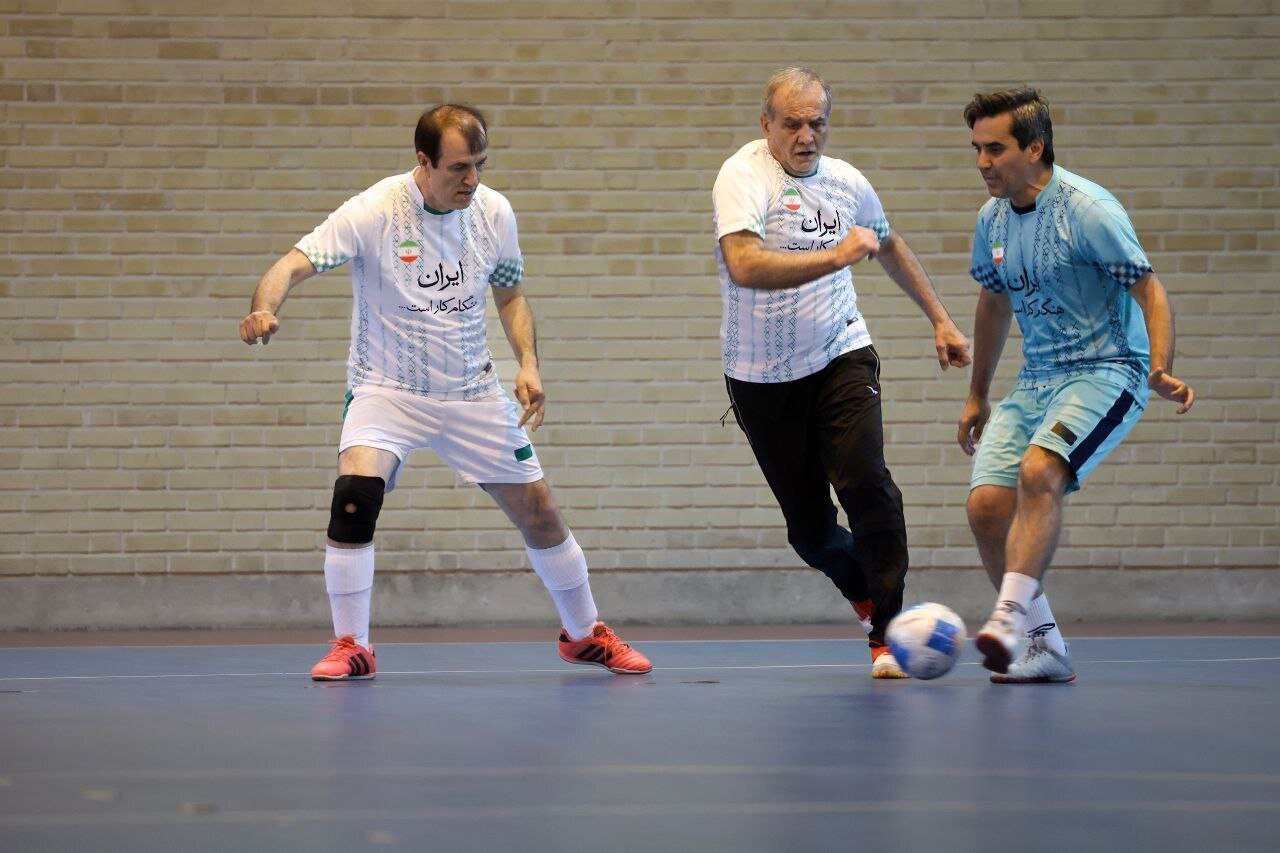 عکس/ پزشکیان با کارگران فوتبال بازی کرد