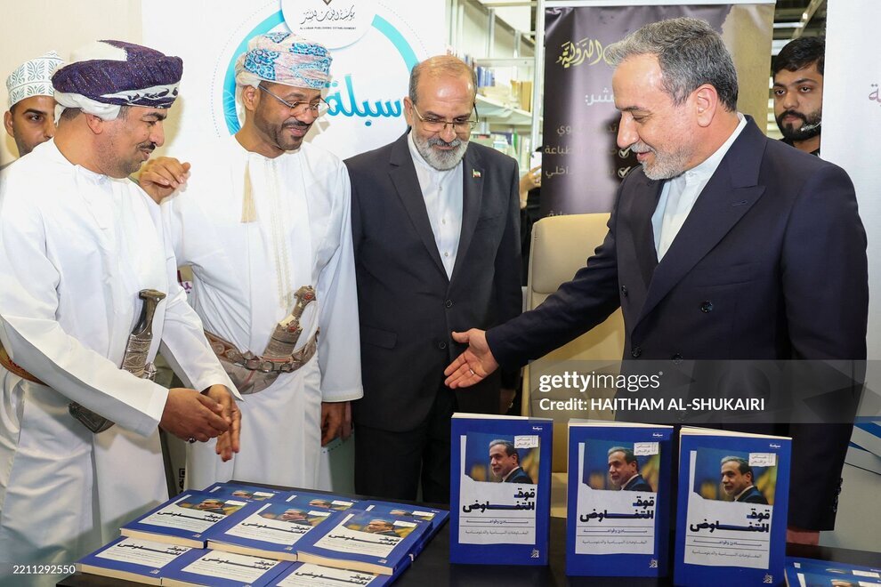 عراقچی و همسرش در مراسم رونمایی از کتاب قدرت مذاکره