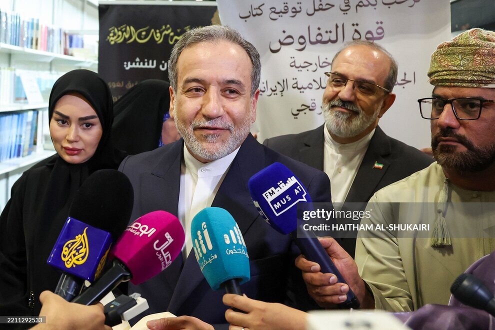 عکس/ عراقچی و همسرش در مراسم رونمایی از کتاب قدرت مذاکره