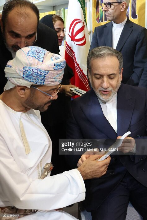 عکس/ عراقچی و همسرش در مراسم رونمایی از کتاب قدرت مذاکره