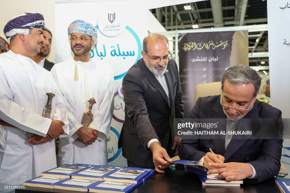 عکس/ عراقچی و همسرش در مراسم رونمایی از کتاب قدرت مذاکره