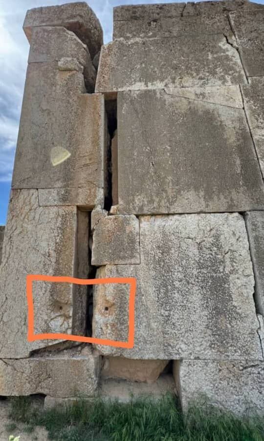 ماجرای شکاف ۲۰۰۰ ساله در دیوار تخت جمشید +عکس