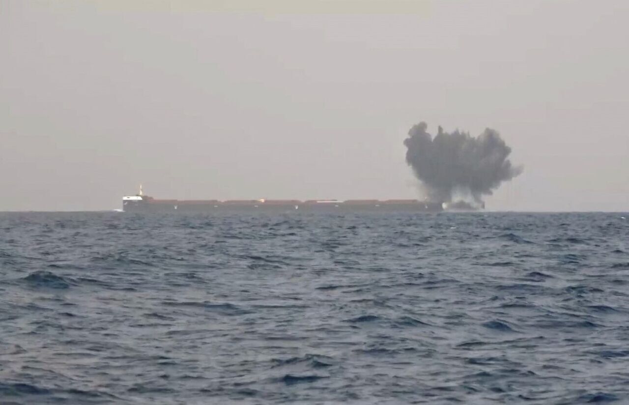 آمریکا کشتی اسرائیلی را بمباران کرد آمریکا کشتی اسرائیلی را بمباران کرد