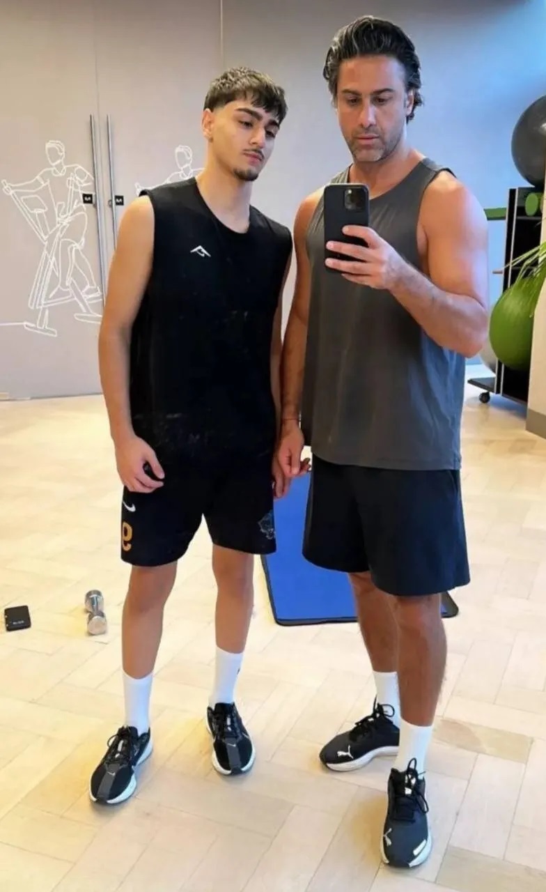 عکس/ فرهاد مجیدی و پسرش در امارات