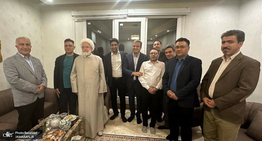 دیدار فعالان سیاسی با کروبی