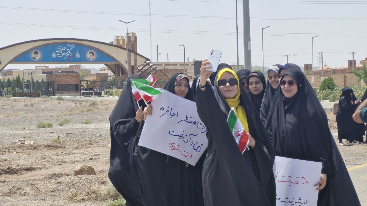 عکس/ تجمع دانشجویان مقابل سایت هسته‌ای