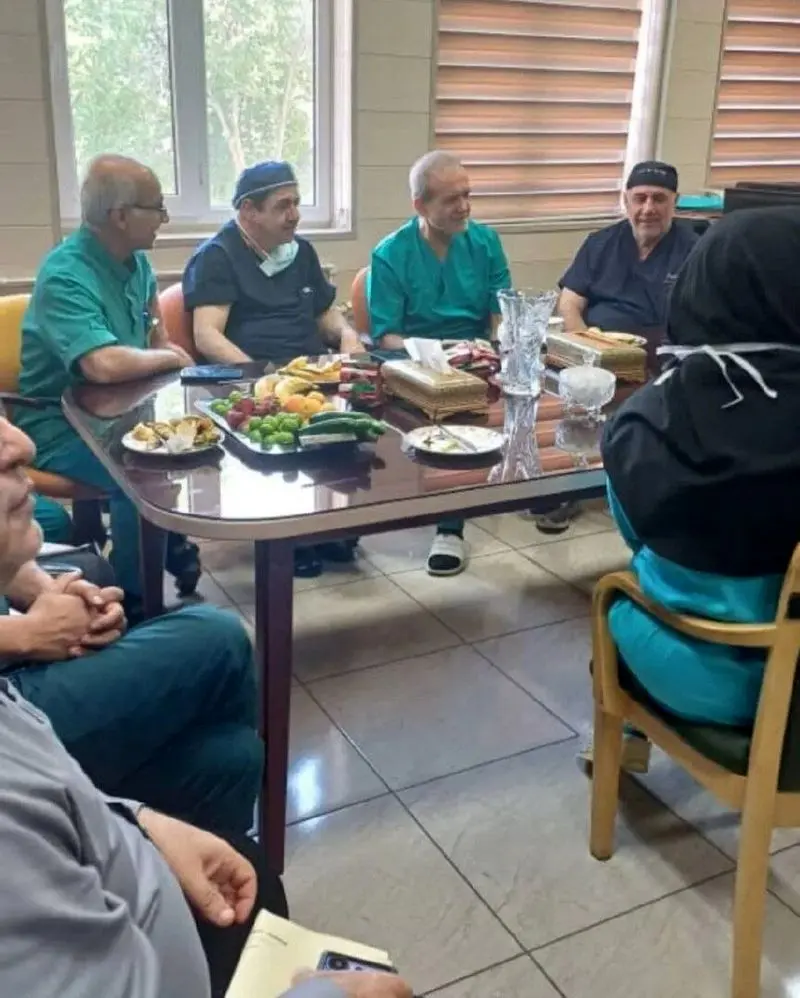 عکس/ بازگشت پزشکیان به اتاق عمل
