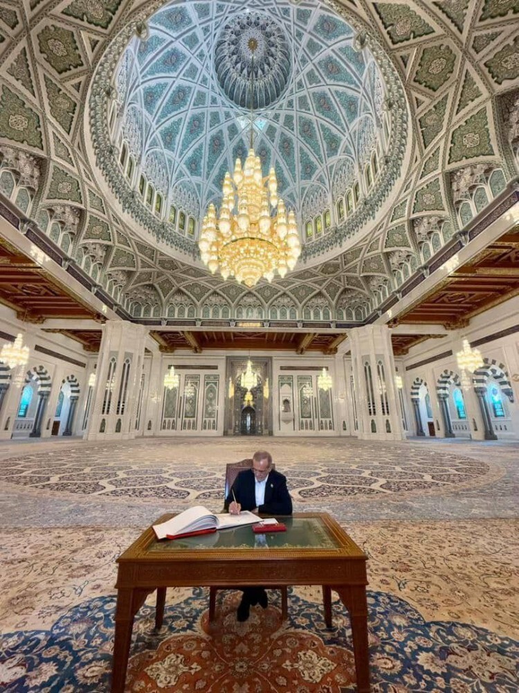 نگارش در دفتر یادبود، بر روی فرش نفیس شرکت فرش ایران، وابسته به موسسه اعتباری ملل نگارش در دفتر یادبود، بر روی فرش نفیس شرکت فرش ایران، وابسته به موسسه اعتباری ملل