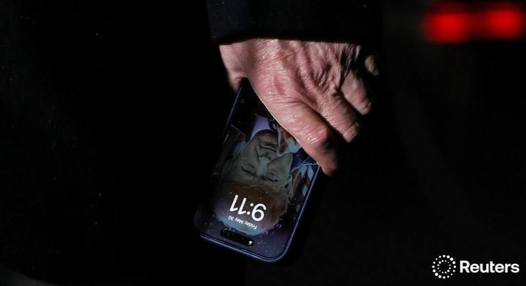 صفحه موبایل دونالد ترامپ با عکسی از خودش