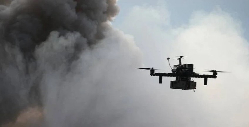 آسمان دود آلود با هواپیمای جنگنده