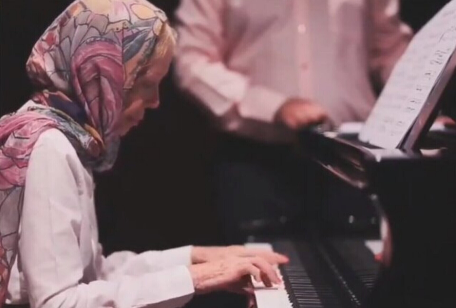 زنی در حال نواختن پیانو