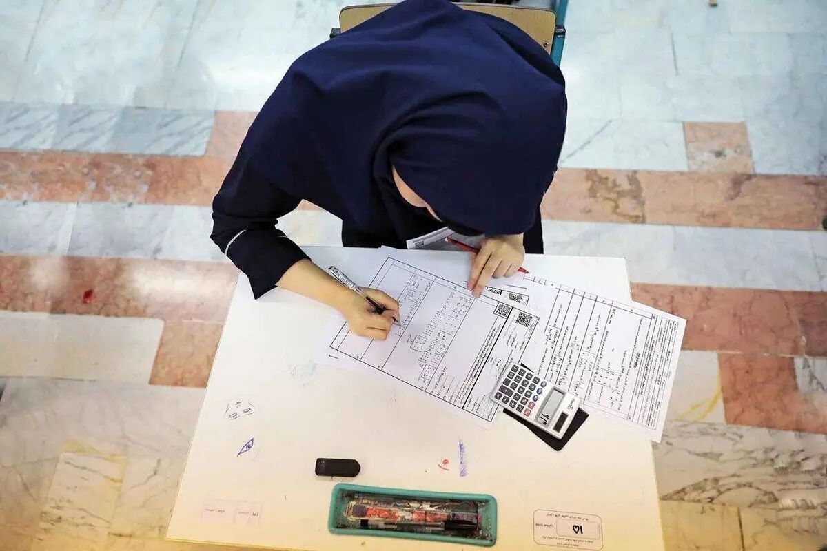 یک دانش آموز دختر در حال امتحان دادن یک دانش آموز دختر در حال امتحان دادن