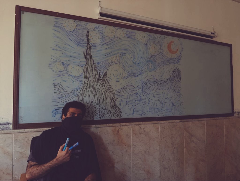 نقاشی یک دانشجو روی تخته کلاس