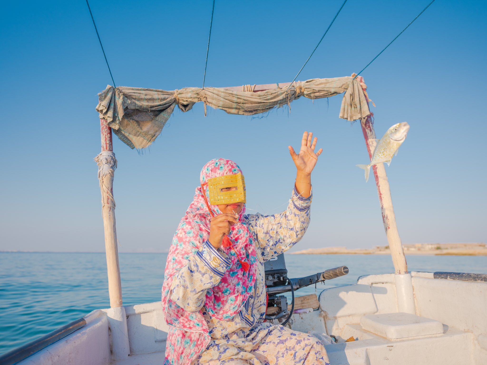 دختری با لباس بندری و برقع