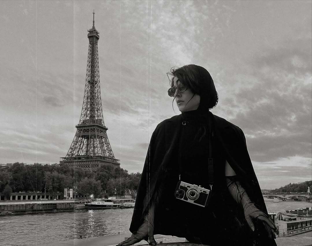 بازیگر زخم کاری کنار برج ایفل