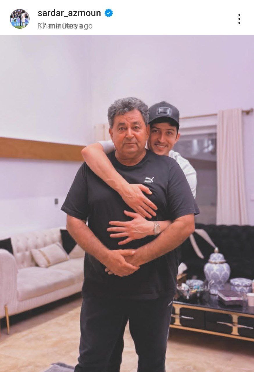 سردار آزمون در کنار پدرش