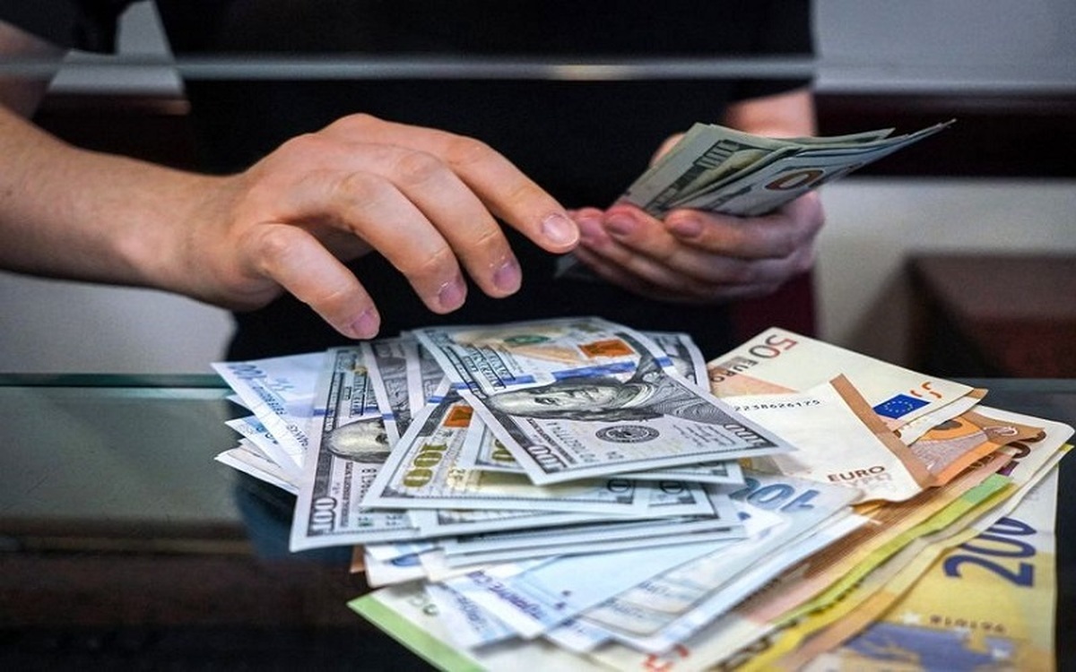 عقب گرد دلار