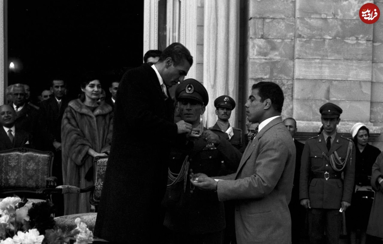 غلامرضا تختی در حال دریافت نشان