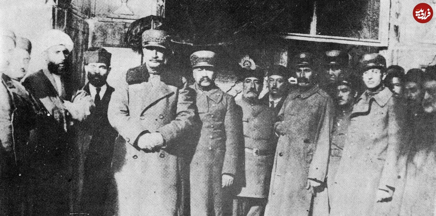 رضاخان و همراهان اش ۹۰ سال پیش در حرم امام رضا (ع)