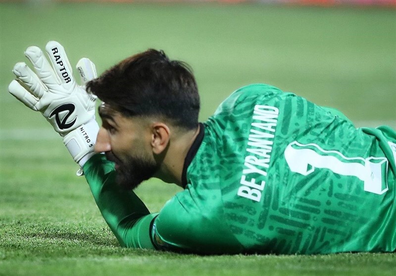 بیرانوند خوابیده روی زمین پشت به دوربین بیرانوند خوابیده روی زمین پشت به دوربین