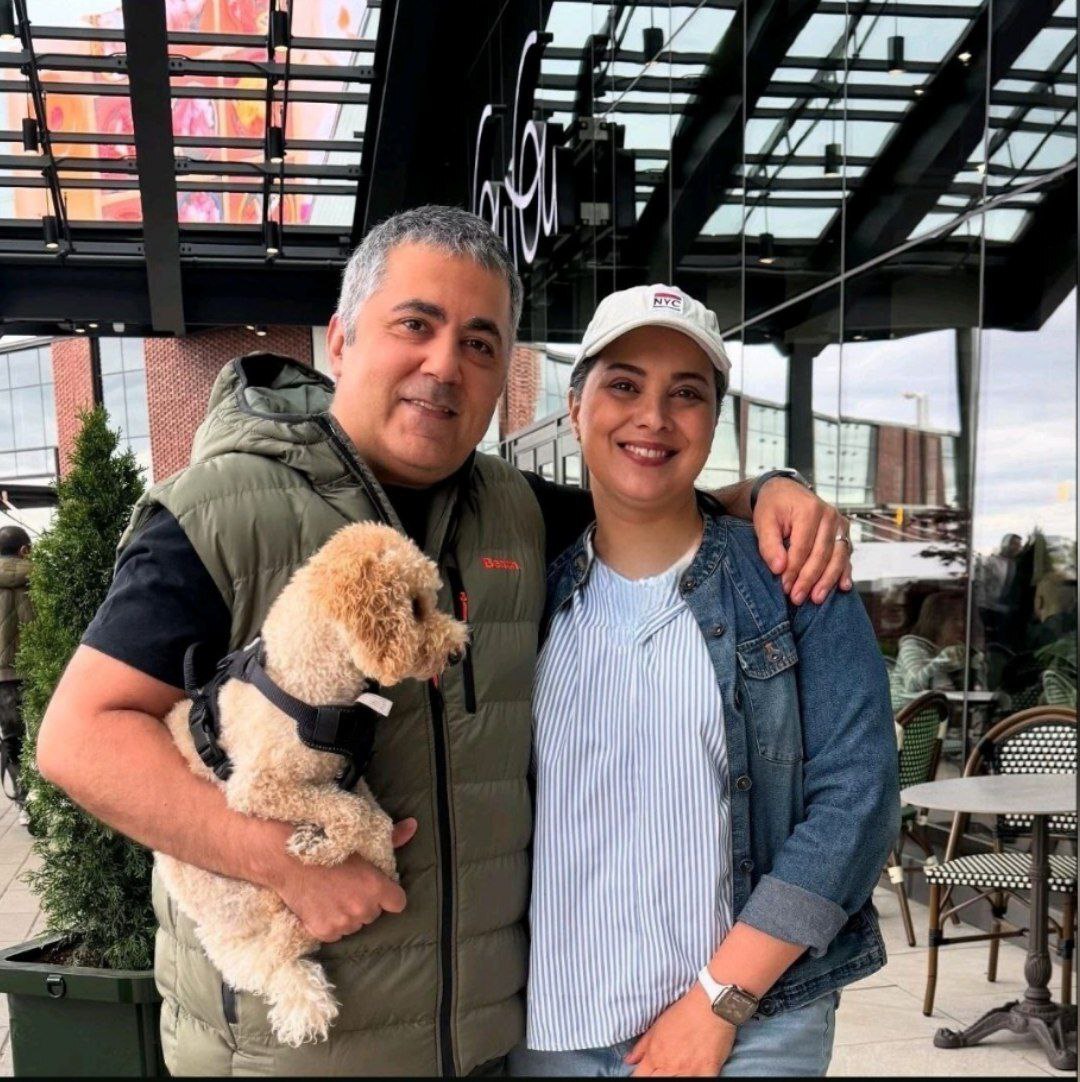 قاب عاشقانه گلچهره کوچه اقاقیا با همسرش و سگ