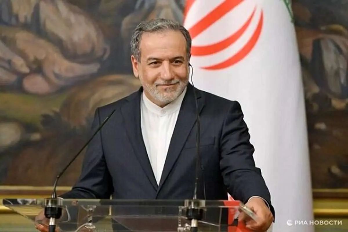 عراقچی با لبخند