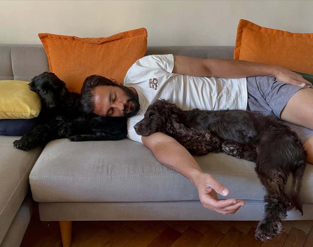 امیر جدیدی خوابیده روی مبل