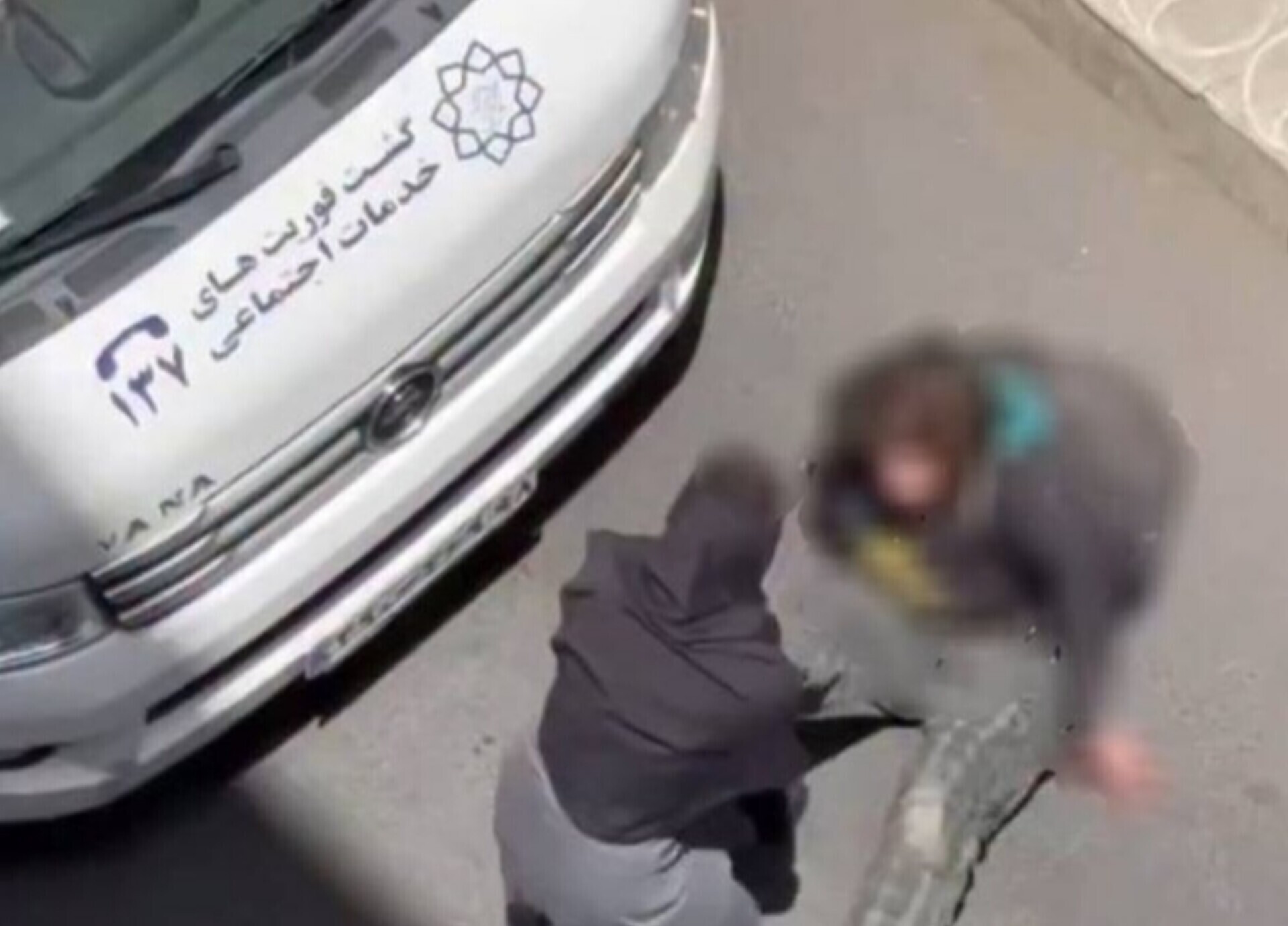 فیلم کشیدن یک زن توسط گشت فوریتهای اجتماعی فیلم کشیدن یک زن توسط گشت فوریتهای اجتماعی