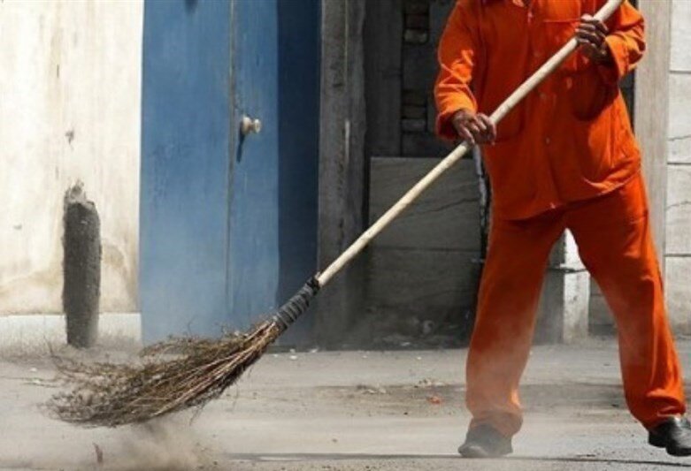 پاکبان در حال جارو