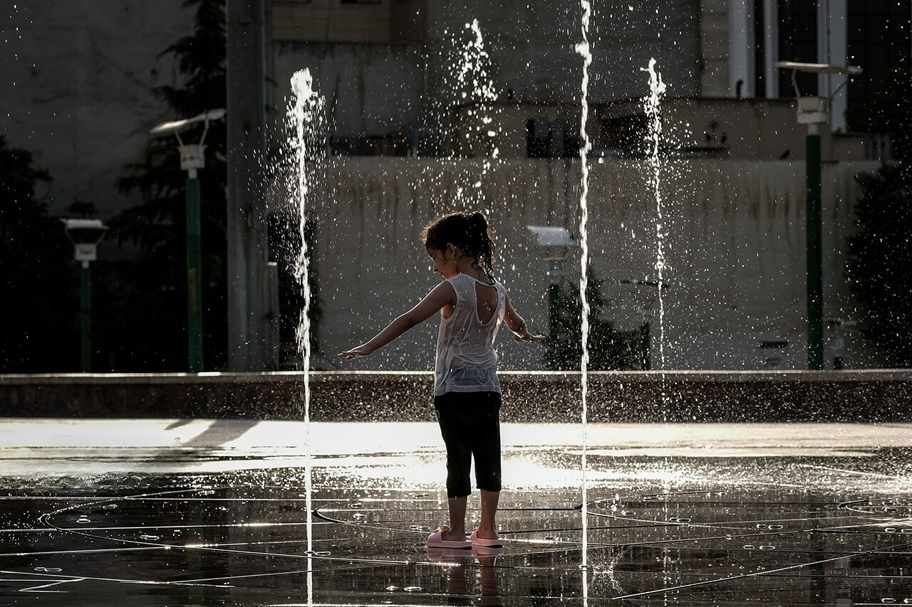 یک دختر بچه کنار فواره