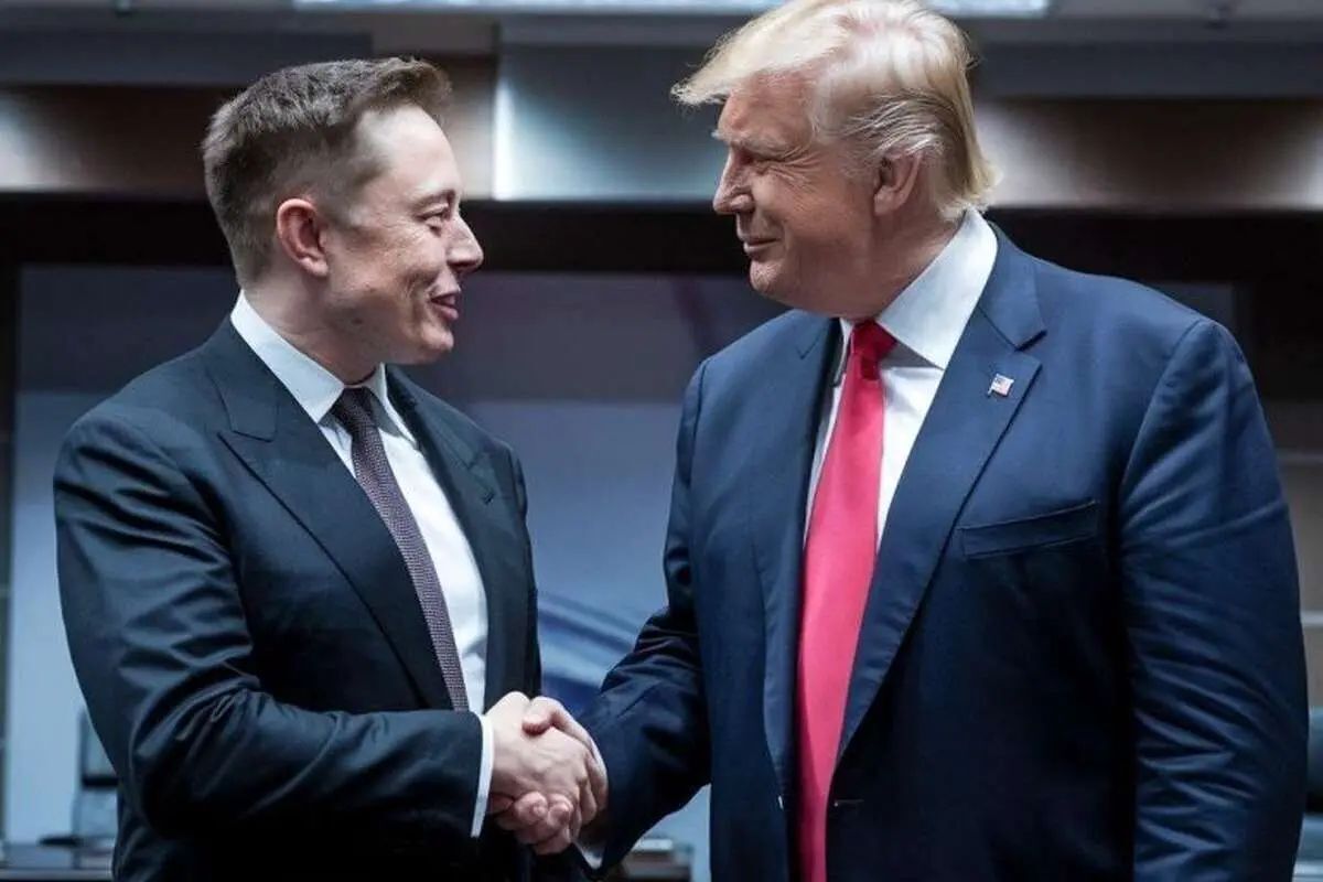 ایلان ماسک و ترامپ در حال دست دادن ایلان ماسک و ترامپ در حال دست دادن