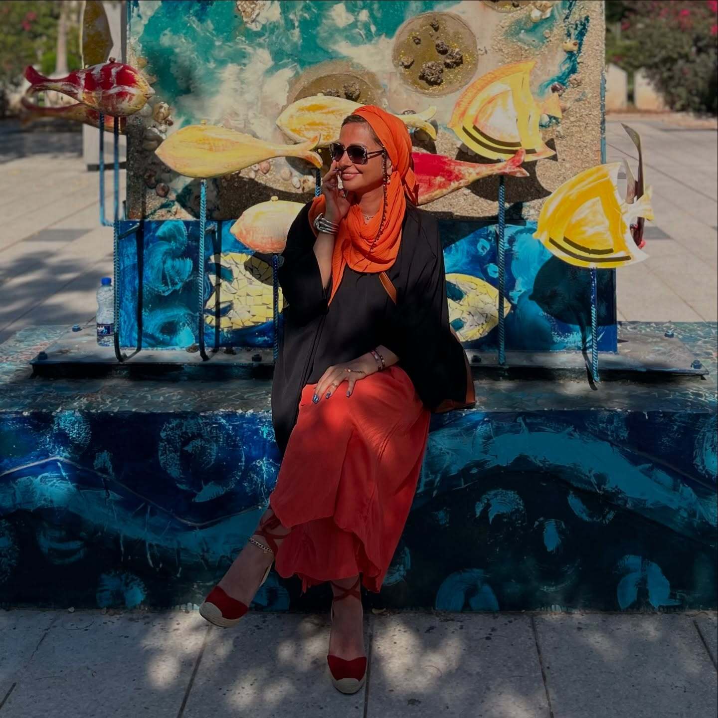 نفیسه روشن با دامن و شال نارنجی