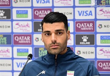 مهدی طارمی در حال مصاحبه