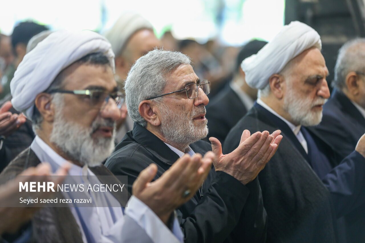 عکس/ حضور سردار قاآنی و محسنی اژه‌ای در صف اول نماز عید قربان