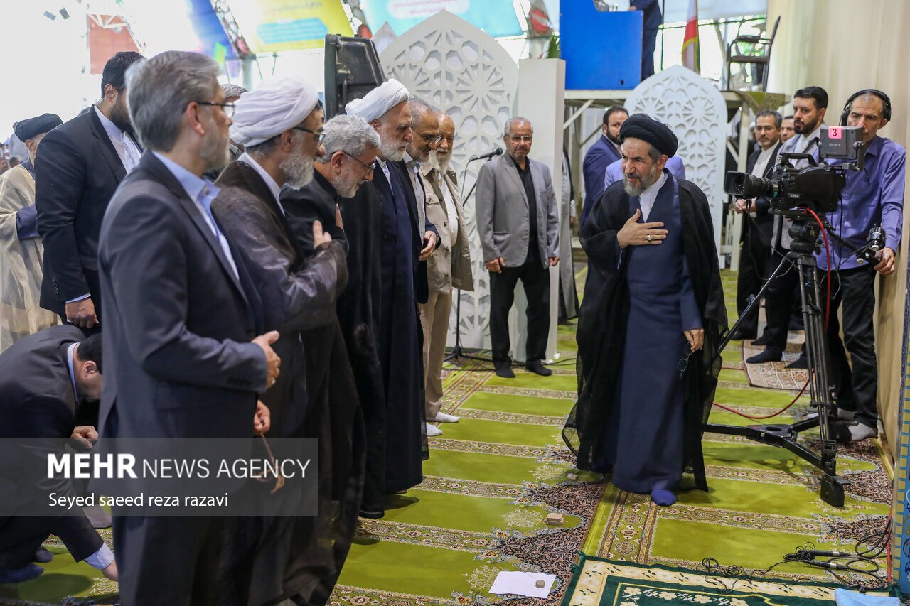 عکس/ حضور سردار قاآنی و محسنی اژه‌ای در صف اول نماز عید قربان