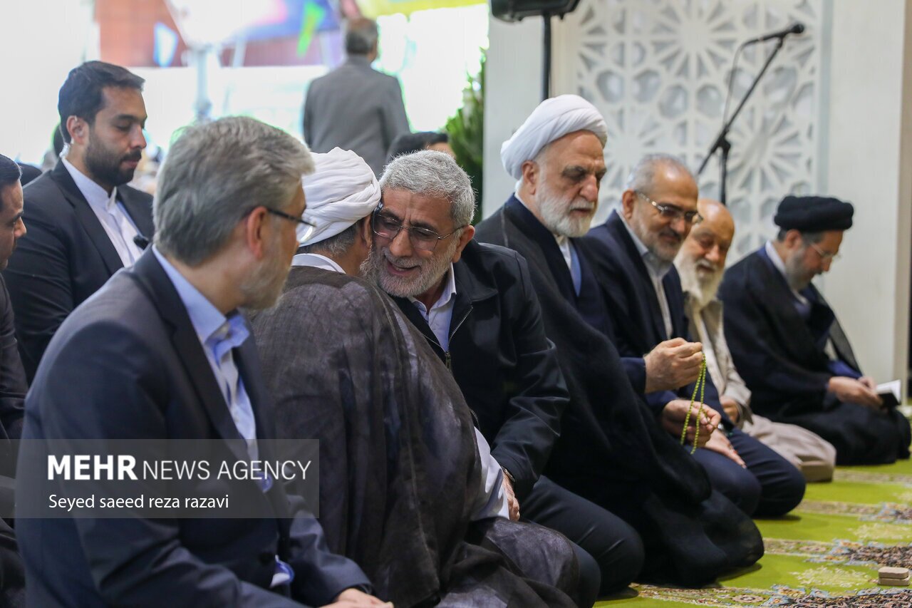 عکس/ حضور سردار قاآنی و محسنی اژه‌ای در صف اول نماز عید قربان