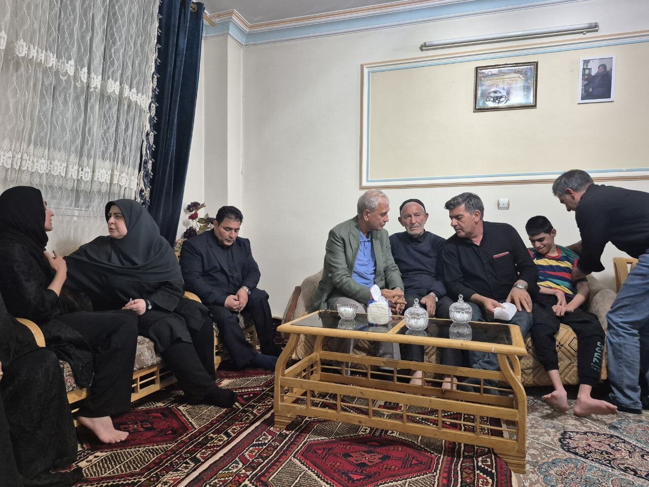 عکس/ دیدار ربیعی و مهاجرانی با خانواده الهه حسین‌نژاد