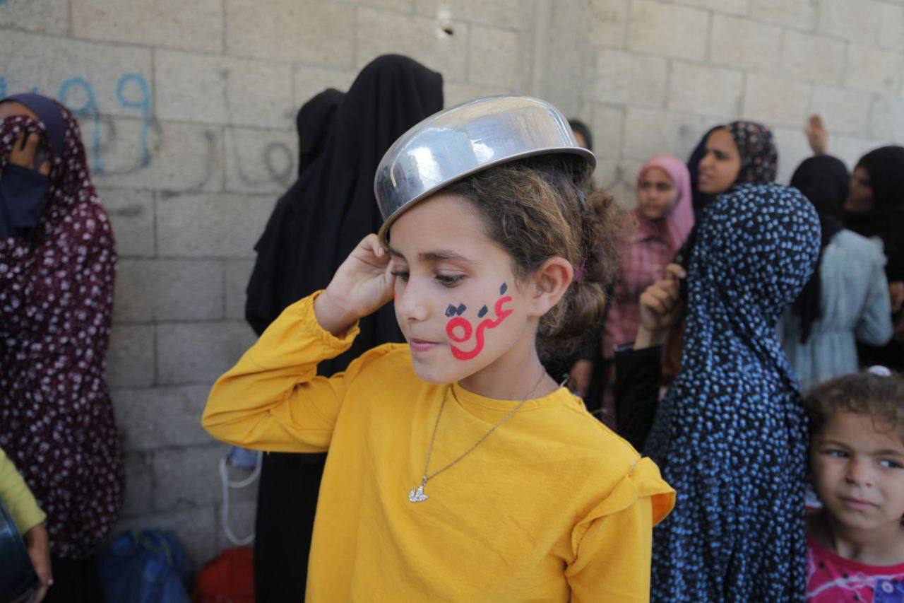 کودکان غزه برای یافتن کمی غذا