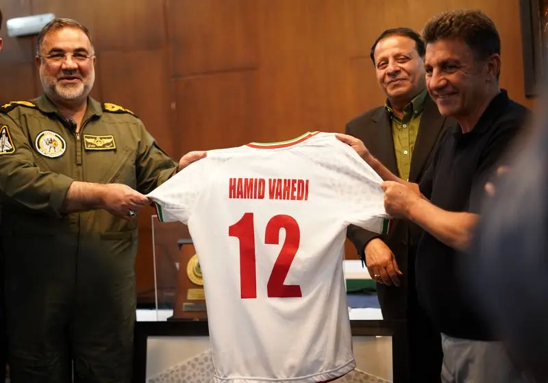 هدیه امیر قلعه‌نویی به فرمانده نیروی هوایی ارتش