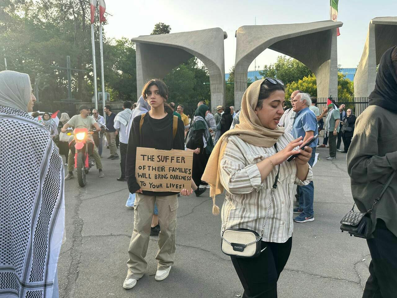 تجمع دانشجویان در دانشگاه