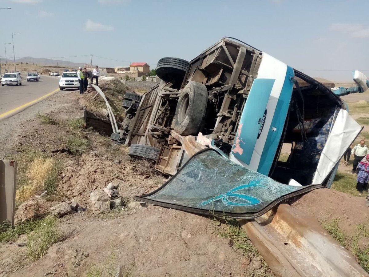 واژگونی اتوبوس مسافربری در خراسان رضوی