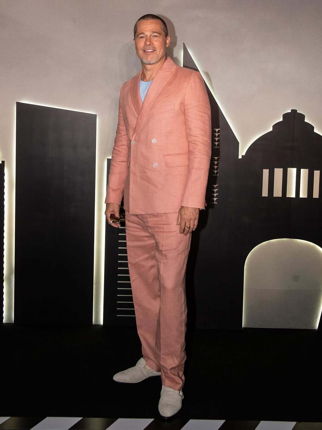 برد پیت با کت و شلوار صورتی