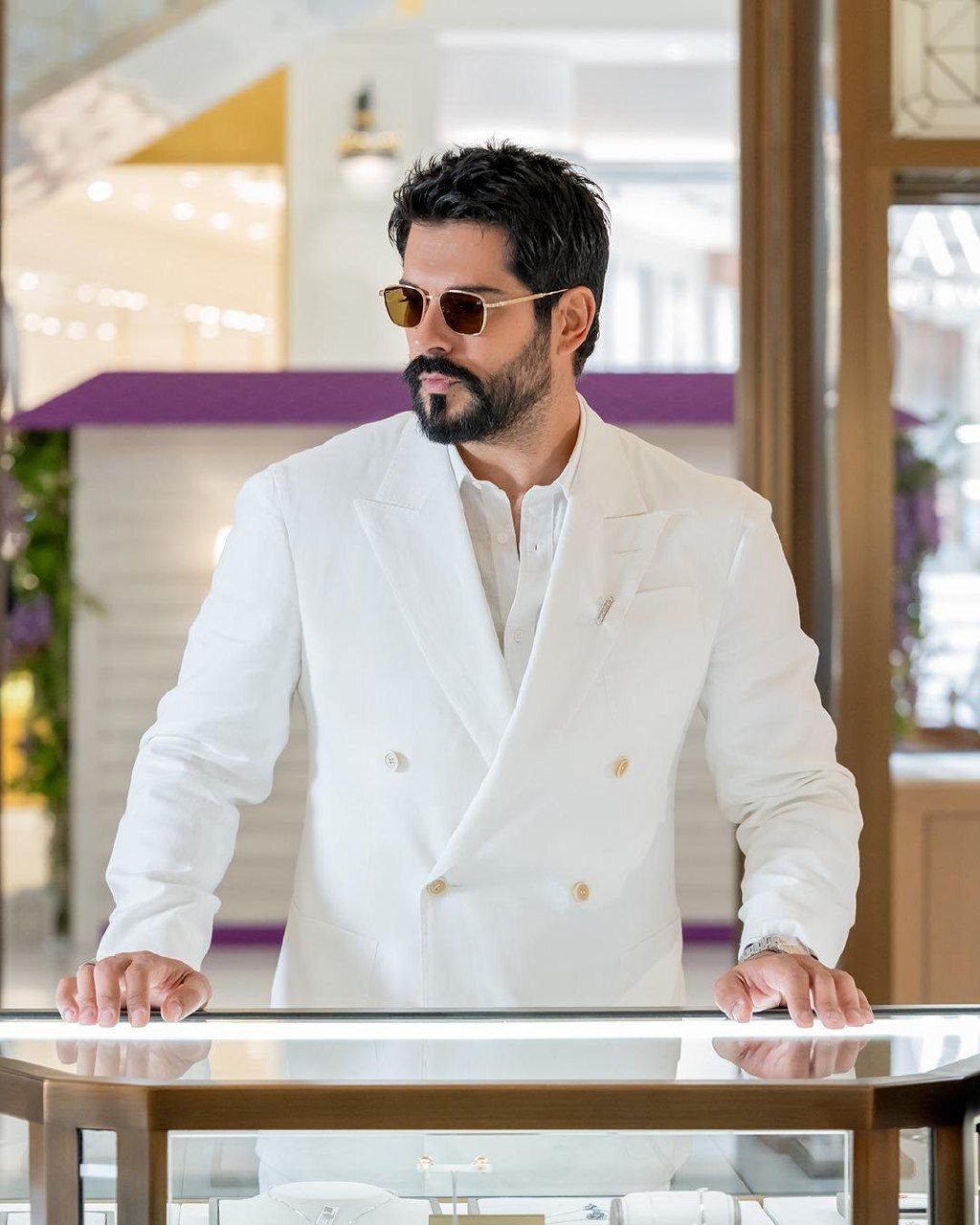 بوراک اوزچیویت با لباس رسمی