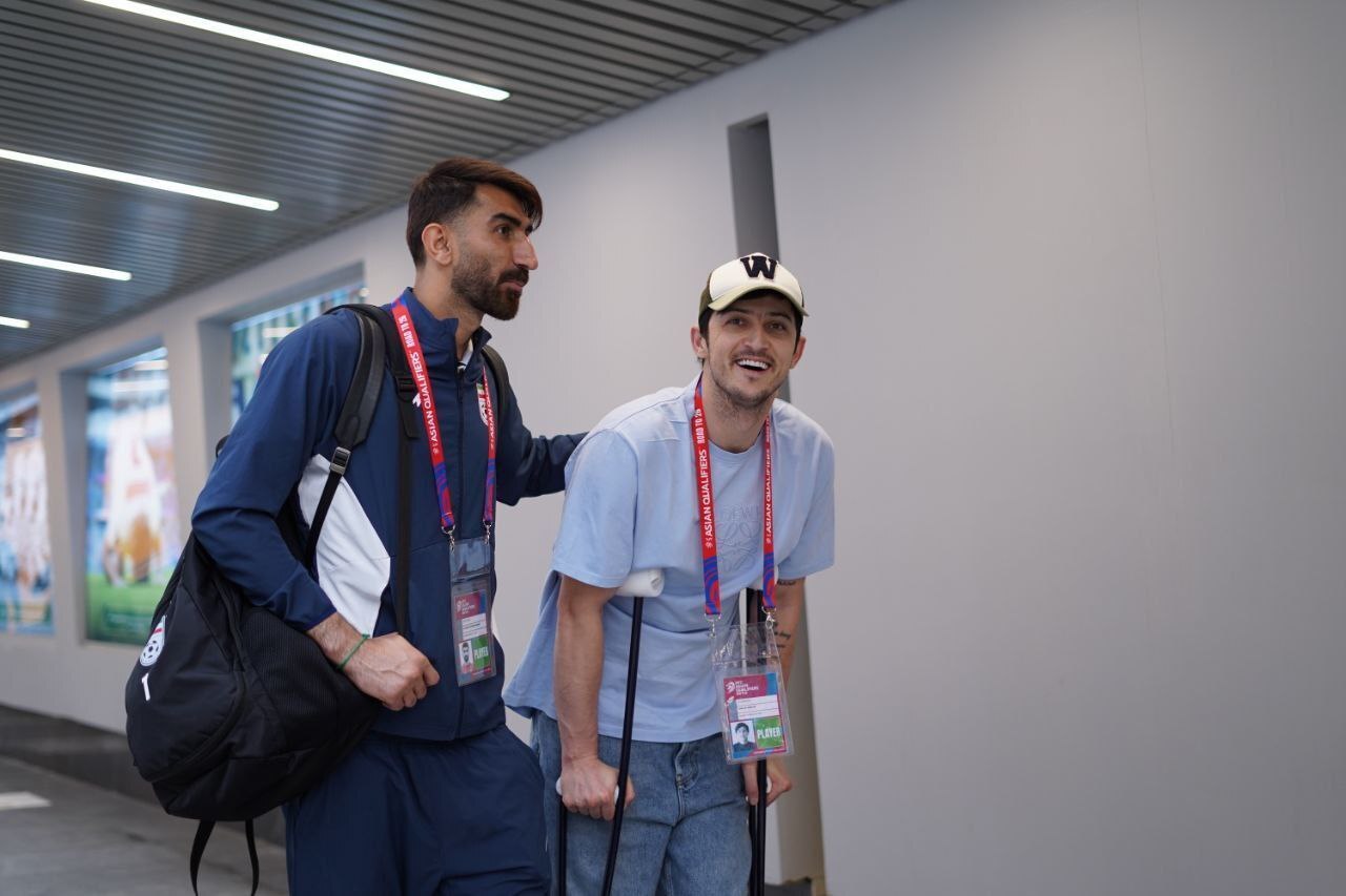 سردار آزمون با پای شکسته کنار بیرانوند سردار آزمون با پای شکسته کنار بیرانوند