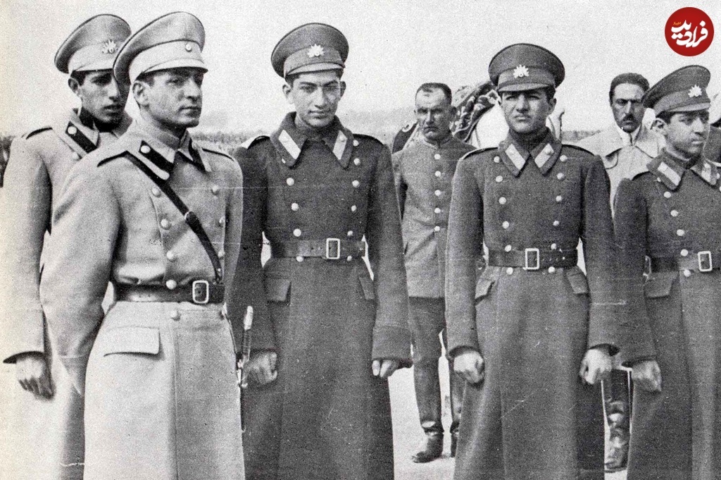 محمدرضا پهلوی در کنار برادرانش